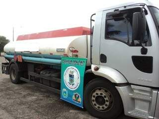 Caminhão transportava 10 mil litros de diesel sem licença ambiental (Foto: PMA)