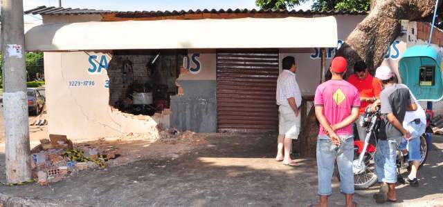  Jovem morre ap&oacute;s ser baleado e bater moto em oficina