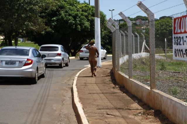 Mulher &eacute; levada para UPA ap&oacute;s perambular nua em avenida da Capital