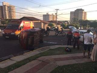 Acidente ocorreu no cruzamento da rua 13 de Junho, com a rua Pernambuco (Foto: Guilherme Henri)