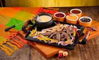 No Guacamole, o fondue é mexicano, para comer com filé mignon, por R$ 94,90.