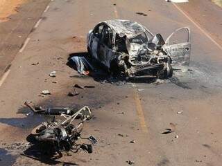 Veículos ficaram totalmente destruídos após acidente na rodovia (Foto: Jornal da Nova)