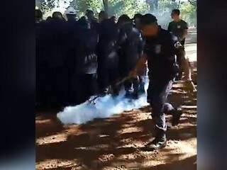 Guardas passam por treinamento com gás lacrimogêneo (Foto: reprodução/vídeo) 
