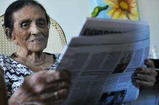 Na rotina além de tomar uma cervejinha, Delarinda lê jornal todos os dias. (Foto: Alcides Neto)