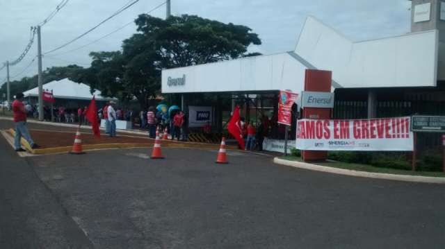 Com funcion&aacute;rios em greve, Enersul promete tentar &quot;consenso de forma incans&aacute;vel&quot;