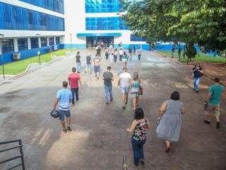 Candidatos chegando ao local das provas, no último domingo (31). (Foto: Paulo Francis) 