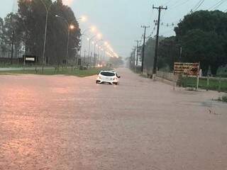 Chuva forte provoca alagamento e deixa 4 pessoas ilhadas em carro Chuva forte provoca alagamento e deixa 4 pessoas ilhadas em carro