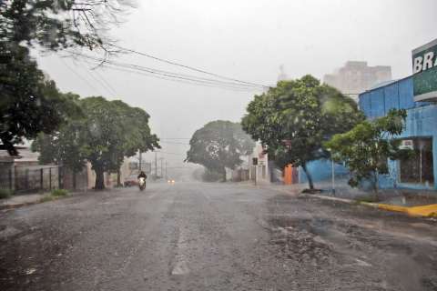 Chuva vem mansa nas primeiras horas de 2016 em Campo Grande