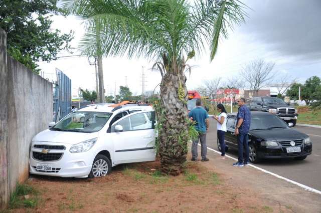Ve&iacute;culo para em muro de empresa ap&oacute;s motorista passar mal ao volante