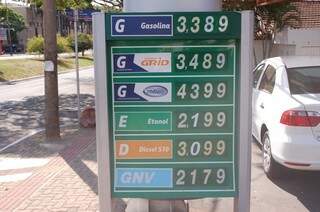 Em posto da região central da cidade, em que o litro da gasolina sai por R$ 3,389 (Foto: Simão Nogueira)