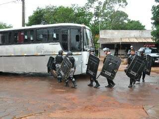 Policiais da Cigcoe durante transferência de presos. (Foto: Luciano Muta)