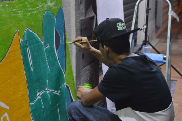 Com latas de tinta, artista movimenta jovens do Santa Luzia e Los Angeles