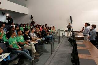 Deputados falam com jovens estudantes, no plenário da Assembleia (Foto: Wagner Guimarães;ALMS)