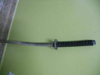 Espada ninja era usada com enfeite na residência do casal (Foto: Divulgação/PM)