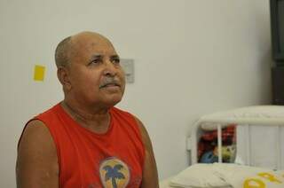 Antonio Ribeiro, 66, diz que só gosta de política e futebol (Foto: Alcides Neto)