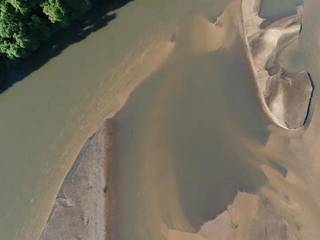 Banco de areia no Taquari, resultado do depósito de sedimentos. (Foto: Instituo Agwa/Reprodução)