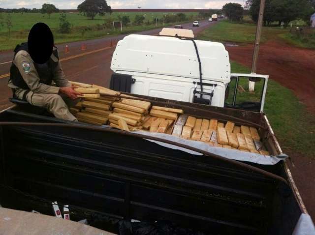 Pol&iacute;cia apreende caminh&atilde;o com 2 toneladas de maconha