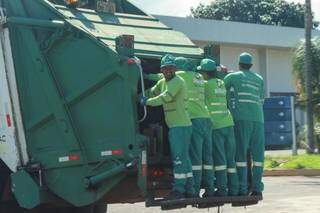 Equipes de coleta de lixo trabalham com caminhões em movimento (Foto: Henrique Kawaminami)