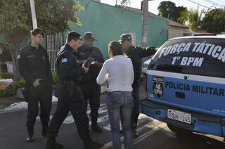 Policiais militares falam com vizinhos e testemunhas do crime (Foto: Marcelo Calazans)