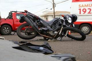 O motociclista colidiu com o carro que invadiu a preferencial (Foto: Marcos Ermínio)