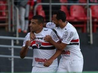 Diego Souza e Nenê comemoram gol que garantiu vitória do São Paulo (Rubens Chiri/saopaulofc.net)