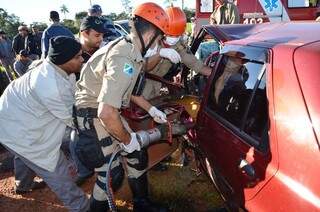 Bombeiros resgatam motorista ferido em colisão (Foto: Ivi Notícias)