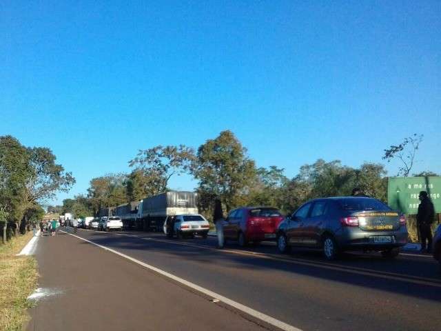 Aos poucos, sem-terra liberam motoristas de bloqueio na BR-262
