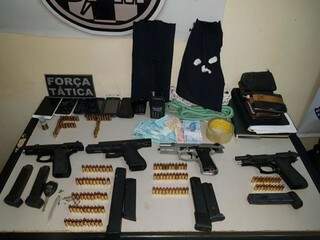 Armas, celulares, toucas e dinheiro encontrados com quadrilha (Foto: Arquivo)
