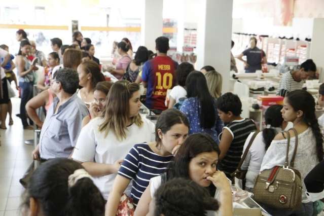 A dois dias do Natal, consumidores lotam centro de Campo Grande 