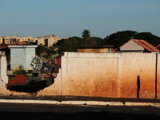 Veículo derrubou muro do cemitério Santo Amaro. (Foto: Rodrigo Pazinato)