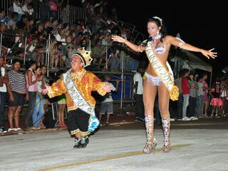 Na avenida, rei e rainha do Carnaval 2012. (Foto: João Garrigó)