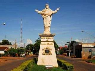 Monumento em avenida de Anaurilândia; município receberá R$ 2,37 milhões pagos em multa trabalhista por meio de ações a serem aprovadas pelo MPMS e Judiciário. (Foto: Reprodução)