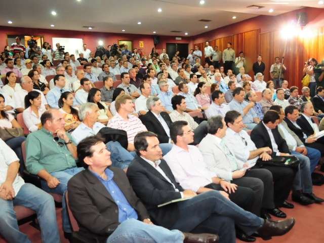 Setor p&uacute;blico atrapalha iniciativa privada, diz secret&aacute;ria em evento