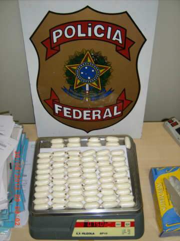  Com medo de engolir c&aacute;psulas de coca&iacute;na, rapaz leva droga na mochila e &eacute; preso