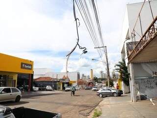 Caminh&atilde;o puxa fios e derruba sinal de internet e telefonia na 13 de Maio