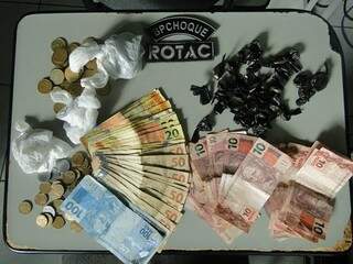 PM combateu o tráfico em varejo e apreendeu porções de cocaína, maconha e cerca de R$ 1,5 mil (Foto: Divulgação/PM)