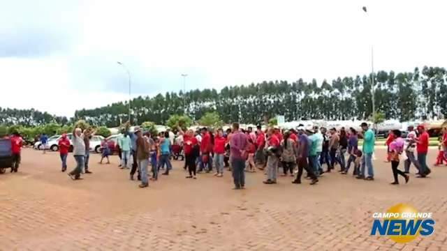 Ap&oacute;s conversa com PM, manifestantes deixam usina cantando o Hino Nacional