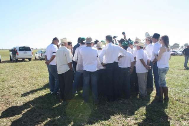 Produtores protestam e s&atilde;o barrados em evento com a presidente Dilma