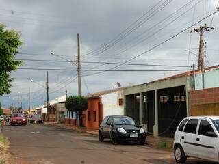 Rua ficopu interditada até risco de explosão ser controlado. (Foto: Simão Nogueira)