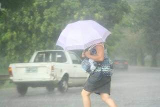 Nesta época do ano, o guarda-chuva deve ser acessório indispensável na hora de sair de casa (Foto: Marcos Ermínio)