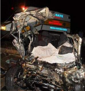 Com o impacto do acidente, Corsa ficou destruído. (Foto: site Nova Notícias)