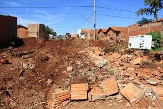 Técnicos da Emha demoliram casa no bairro Vida Nova III para coibir invasões. (Foto:Marcos Ermínio)