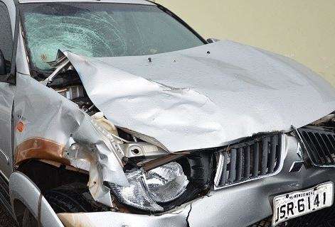 M&atilde;e de 23 anos e filha de 8 morrem ap&oacute;s moto bater em caminhonete