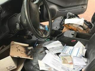 Papéis e documentos espalhados no banco do motorista (Foto: Ronie Cruz) 