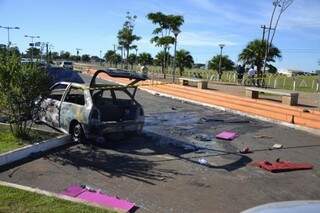 Veículo Gol foi depenado e depois incendiado. (Foto: Pedro Peralta)