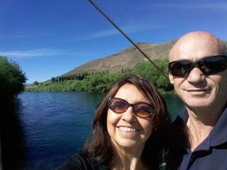 Os dois no rio Nahuel Huapi, na Argentina. (Acervo Pessoal)