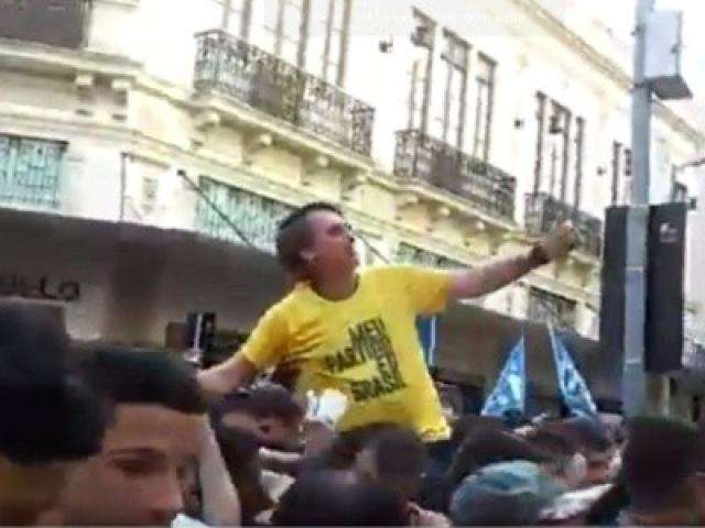 Bolsonaro &eacute; esfaqueado durante ato de campanha em Juiz de Fora