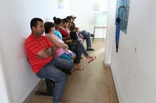 Na fila da consulta, pacientes preferem os médicos cubanos (Foto: Marcelo Victor)