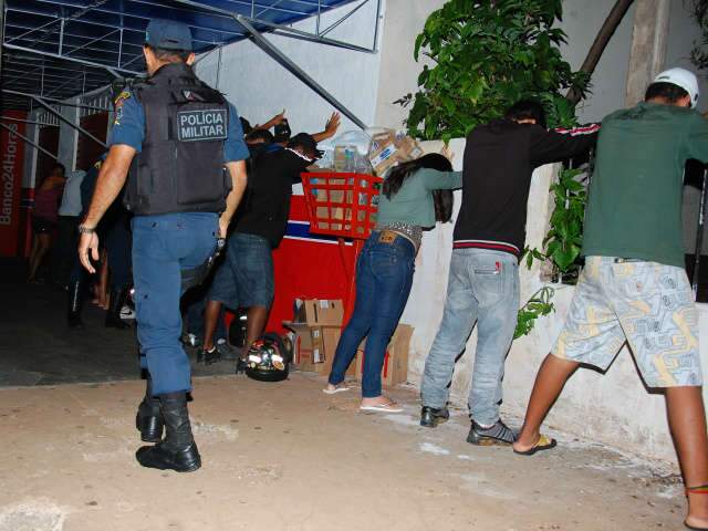  Pol&iacute;cia j&aacute; est&aacute; combatendo desrespeito &agrave; lei que pro&iacute;be consumo de bebida