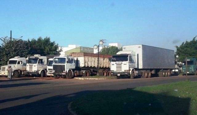 Paralisa&ccedil;&atilde;o de servidores continua e caminh&otilde;es lotam postos da Receita